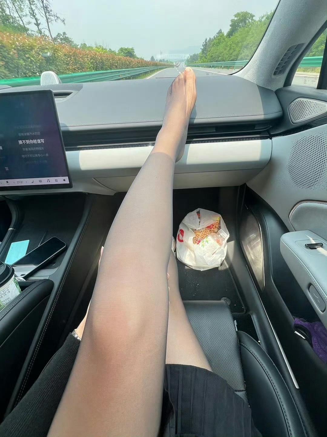 闺蜜的副驾，那可是个奇妙的存在。在闺蜜的车上，副驾是情感交流的宝地。闺蜜们能毫无