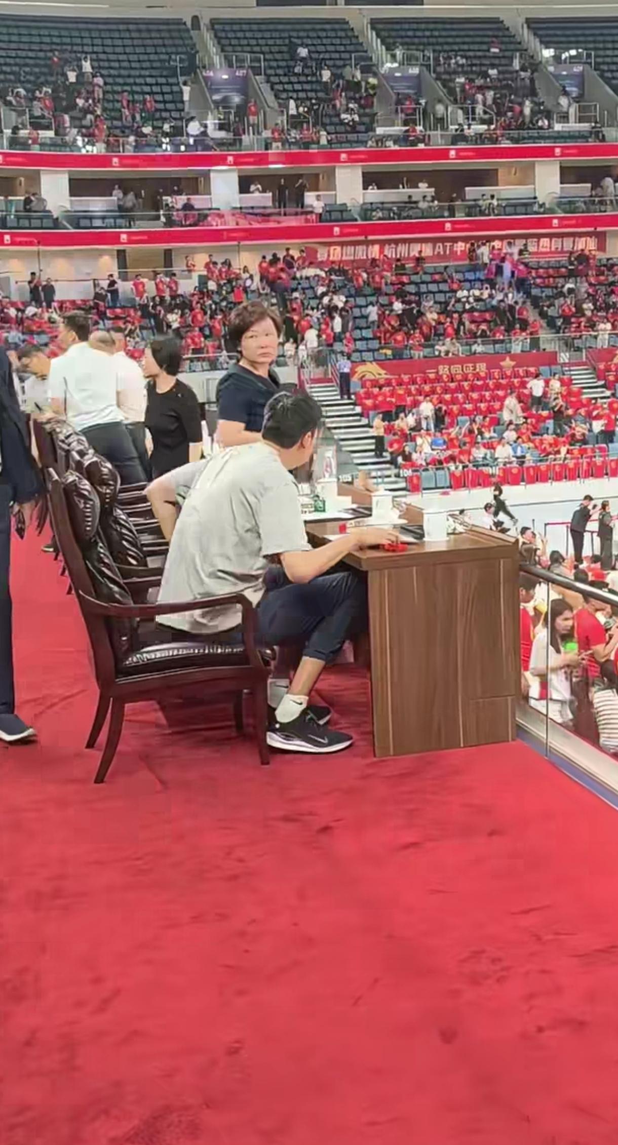 王治郅从座位站起来，立马高低立现，你看他的座位，这就是涵养，而且要走在最后。