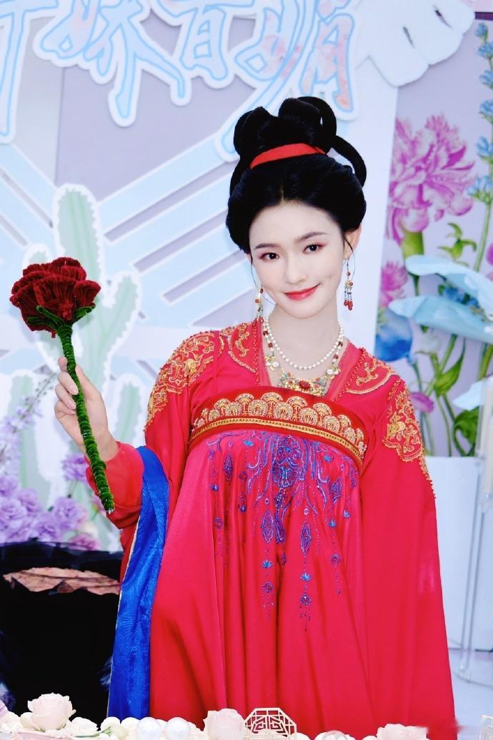 #林允红妆媚感##林允红装捧花照# 不是我说，林允真的不是仙女下凡嘛，怎么可以美