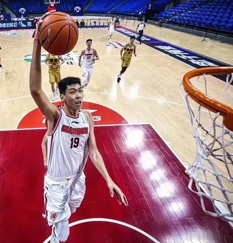 非常遗憾，广州84-97不敌福建，这2位球员拼尽全力却难救主！1.徐昕，一个人独