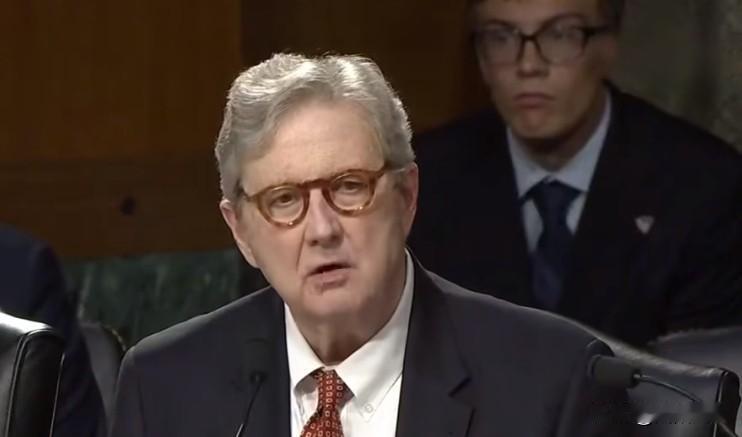 参议员约翰·肯尼迪在听证会上就伊朗问题向国防部长赫格塞斯质询，要求“直截了当的答