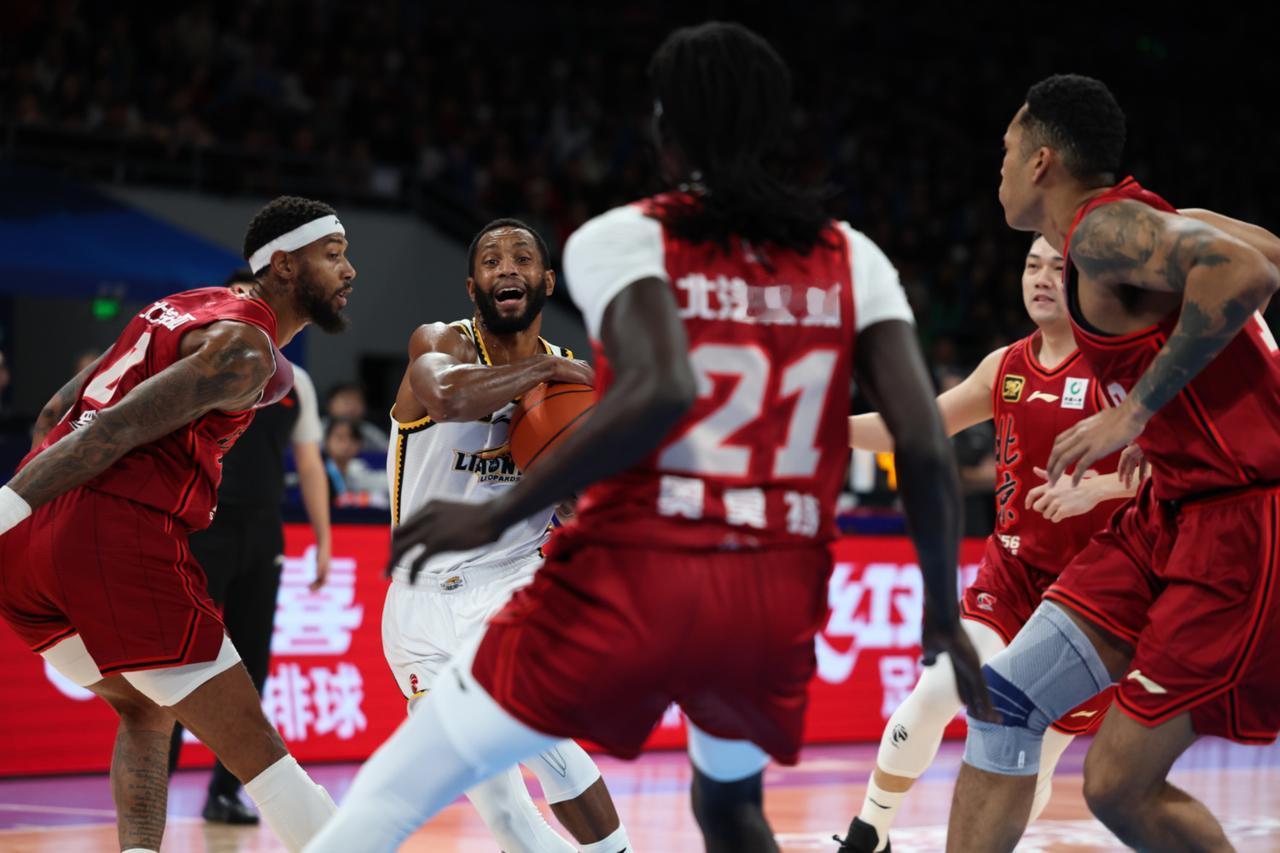 36岁的CBA老将再度爆发，并为球队砍下了36+4+3的超神战绩。而且同时正是由