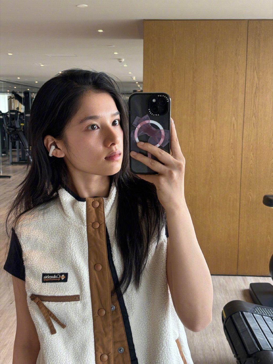 张婧仪空降聊天张婧仪十号聊天室 真诚的婧仪又来和大家聊天啦期待每个月的10号