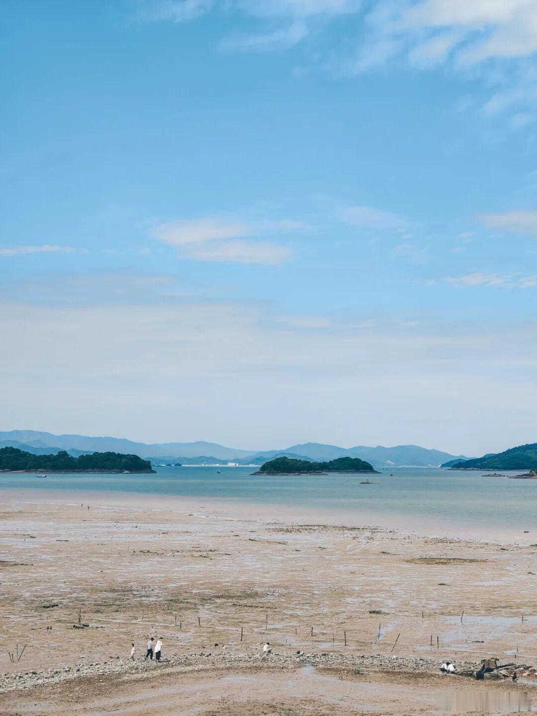 远山与小岛铺展在海面，吹吹海风，享受海边松弛时刻[微风] ​​​