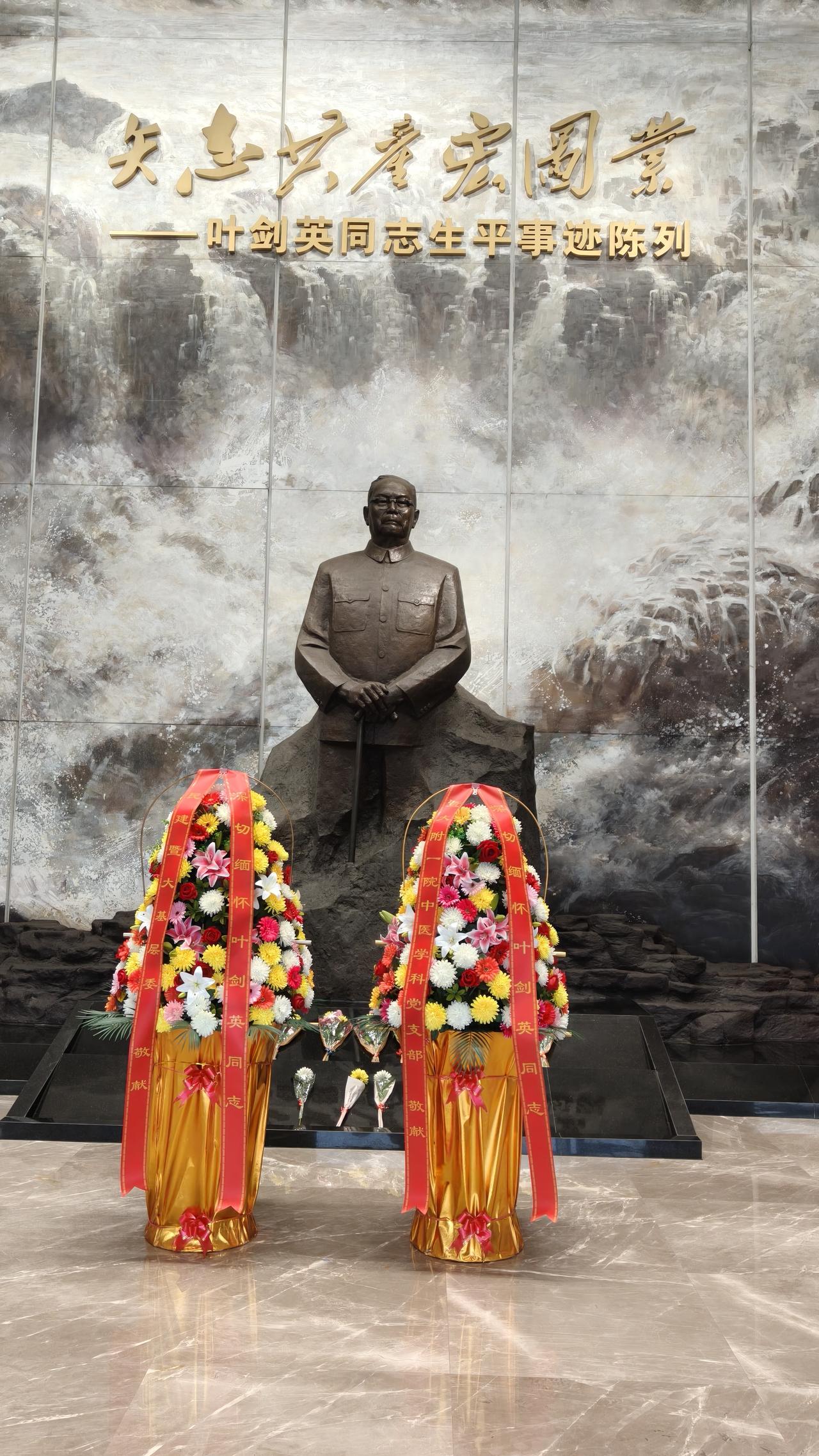 诸葛一生唯谨慎   吕端大事不糊涂
   ——参观叶帅纪念园后更品出主席这评价的
