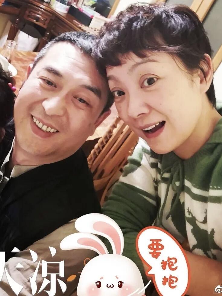 张嘉益（曾用名张嘉译）与王海燕的感情，是典型“不打不相识、越吵越黏”的冤家型婚姻