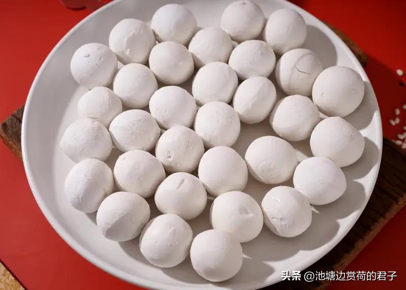 元宵习俗可太有意思啦！赏花灯绝对是重头戏，各种造型的花灯争奇斗艳。像传统的兔子灯