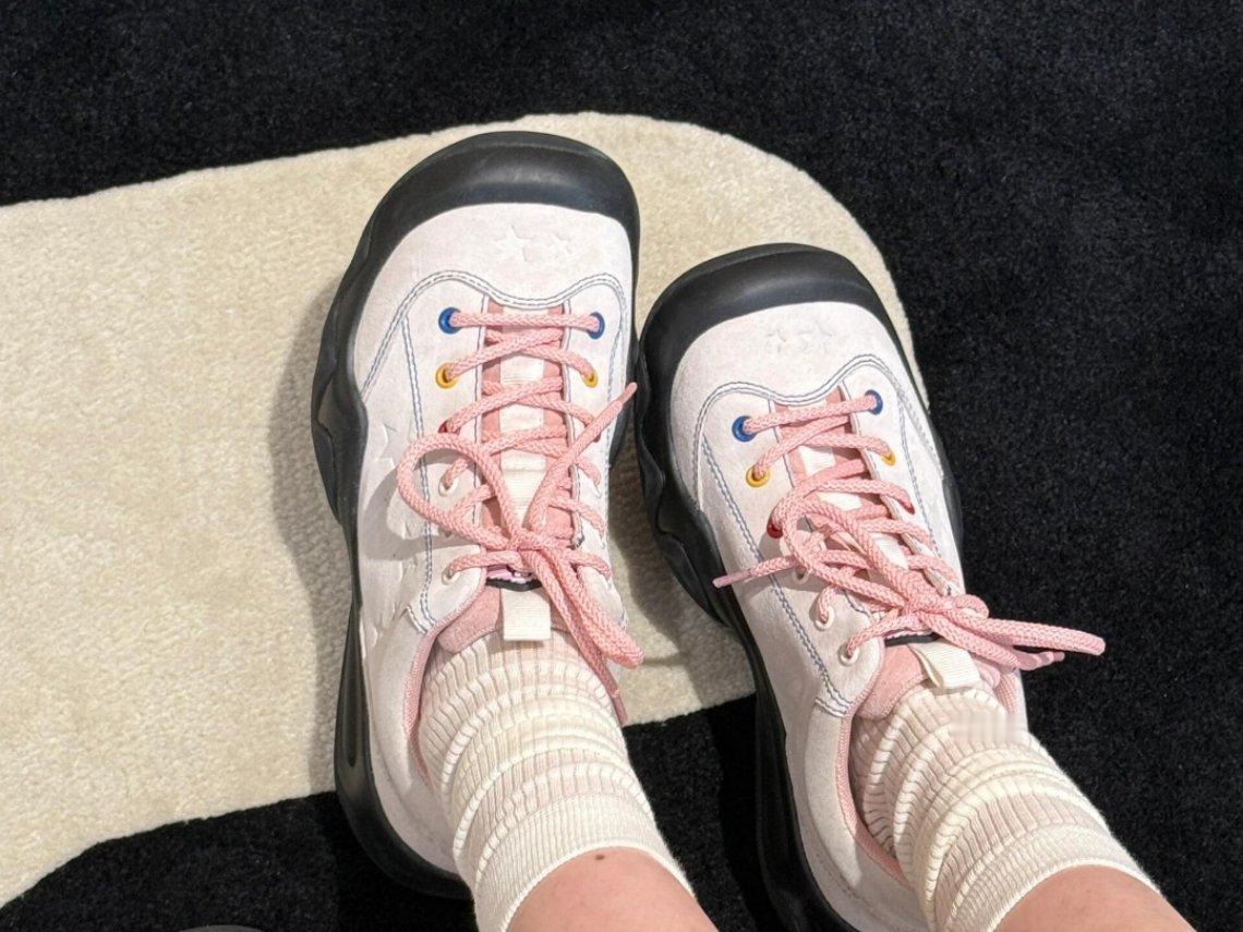 时尚鞋履SOTD鞋控的日常谁能拒绝这双把“丑萌”与“精致”玩明白的鞋子啊。春天一