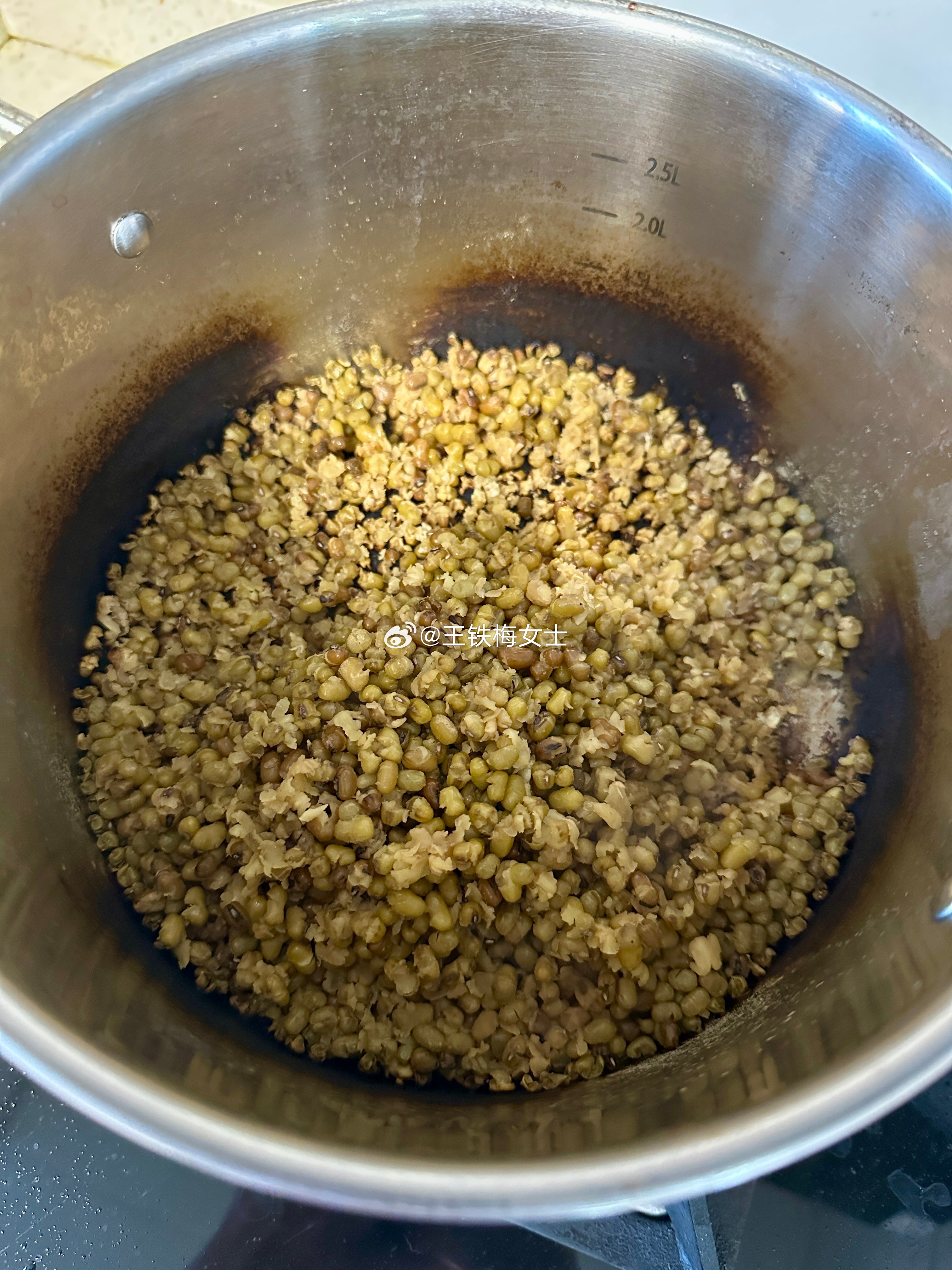 不止一次得出的教训：做饭时就一定要专注做饭，千万别乱干别的，不然轻则糊锅，重则把