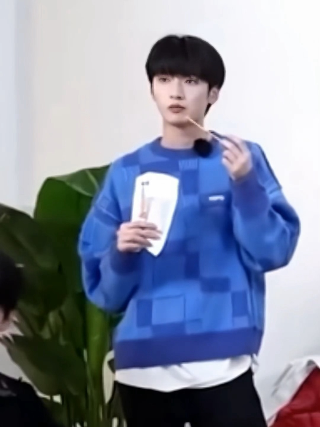 严浩翔吃辣条吃美了 哈哈哈哈一直都是个爱吃辣条的可爱呆萌小孩严浩翔！ ​​​
