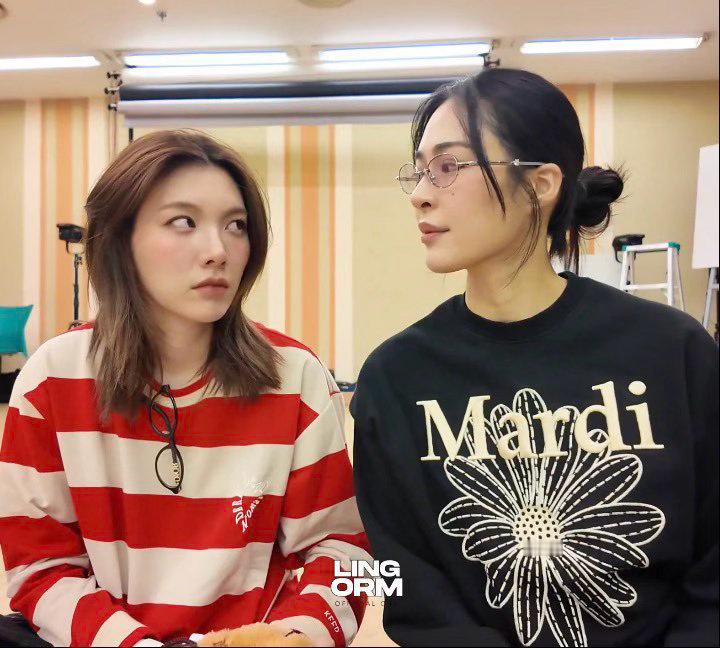 想跟女朋友生气但是盯着脸看了五秒突然气消了： 