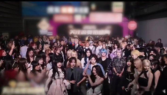 王怡人孔雪儿跨代选秀颜C合体两位都是选秀时期的颜值标杆，同框画面太养眼了！王怡人