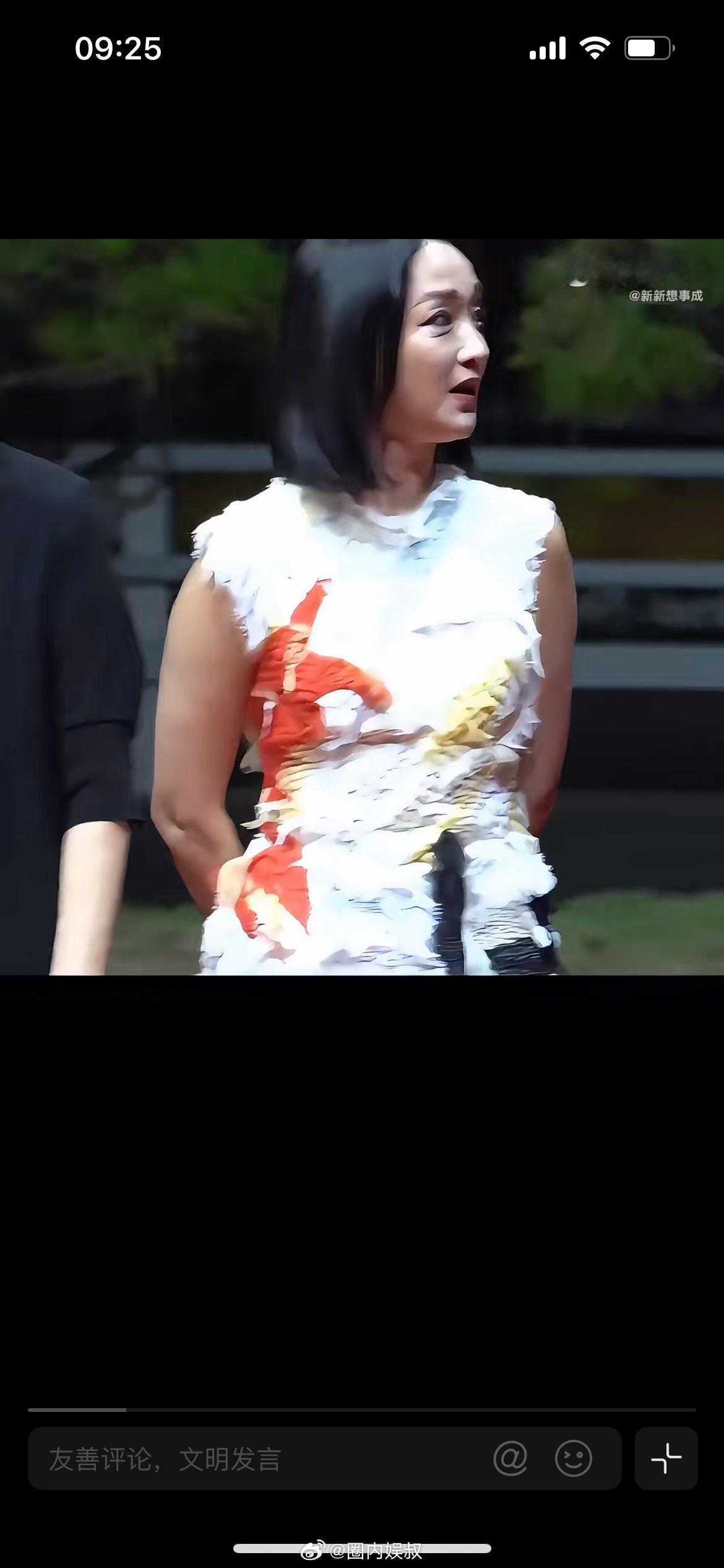 周迅奚美娟自然衰老好美，釜山国际电影节红毯上，51岁的周迅与71岁的奚美娟挽手亮
