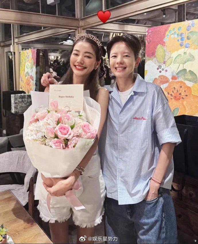 许路儿50岁生日看不出许路儿已经50岁 许路儿晒50岁庆生照，这少女感爆棚的状态