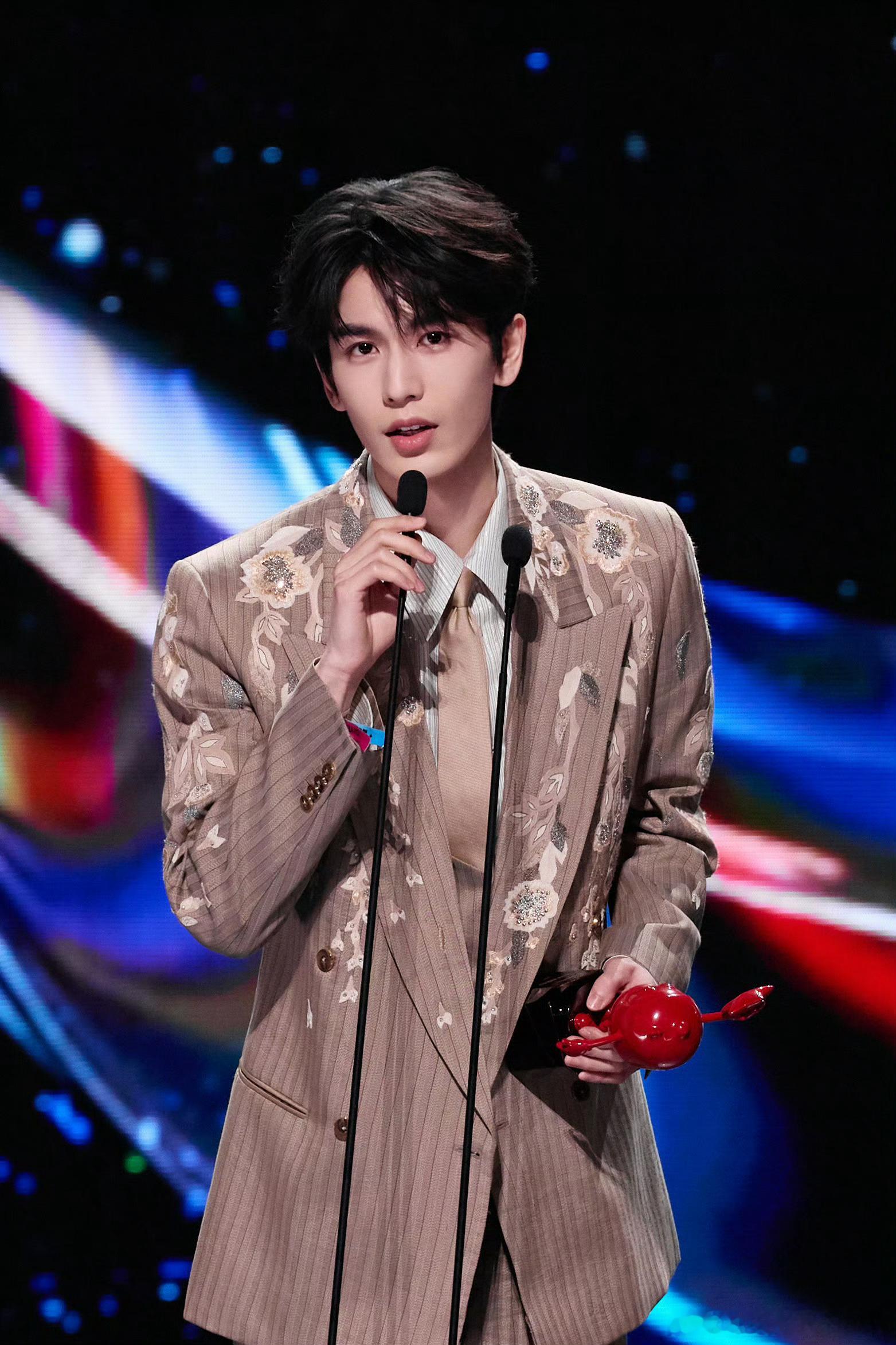 张凌赫和敖瑞鹏粉丝没必要因为路人认错就开战吧，两位都是大帅哥，都万转了