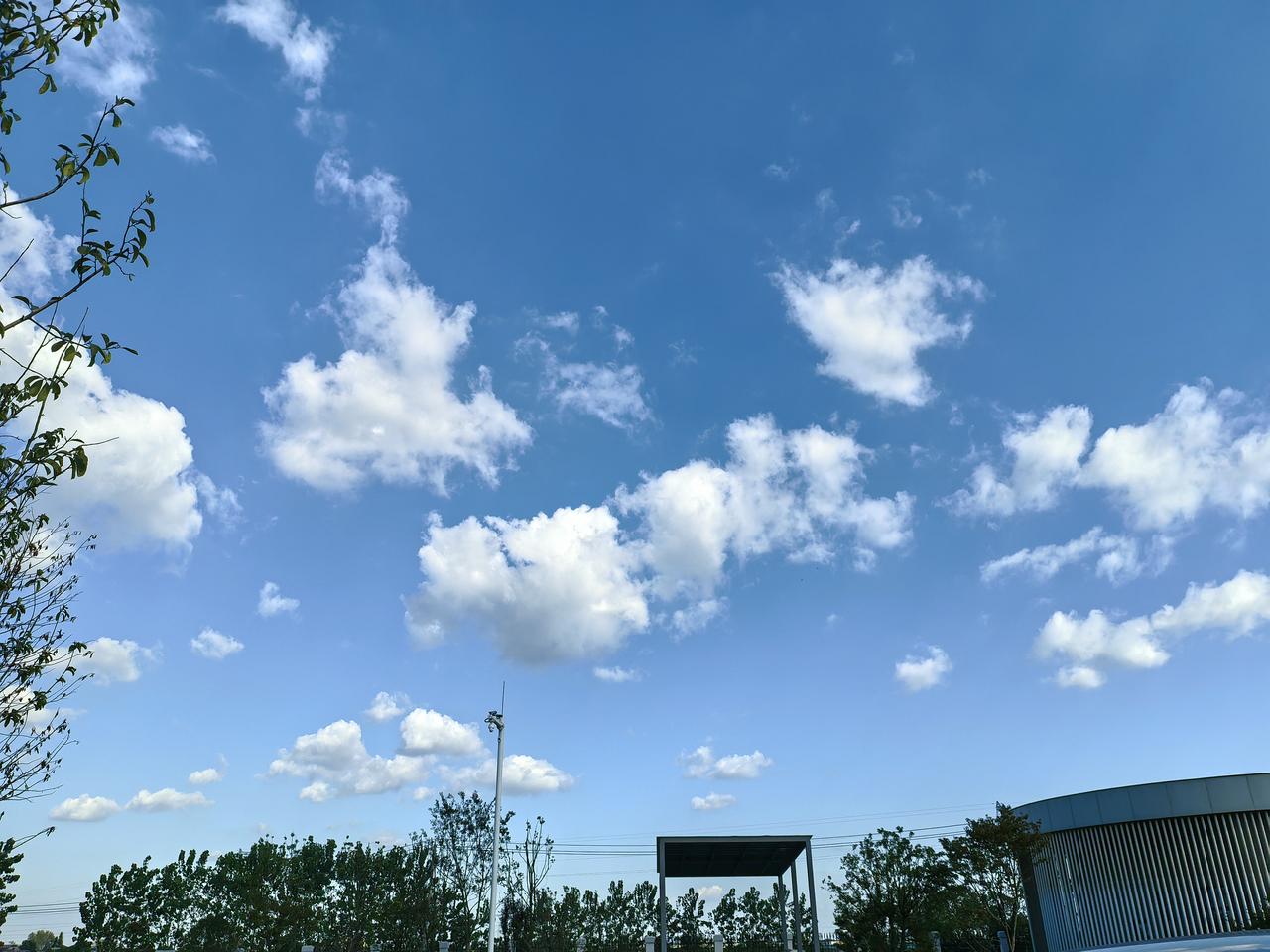 天空上白云朵朵