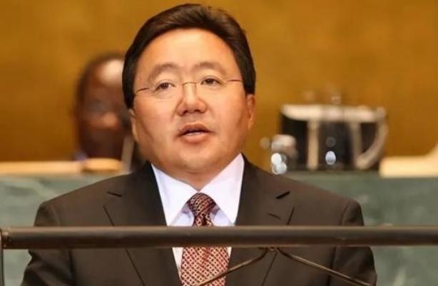 很多人站在中蒙边境的口岸往北边望，都会冒出同一个疑问：同一片蒙古高原，同饮奶茶、