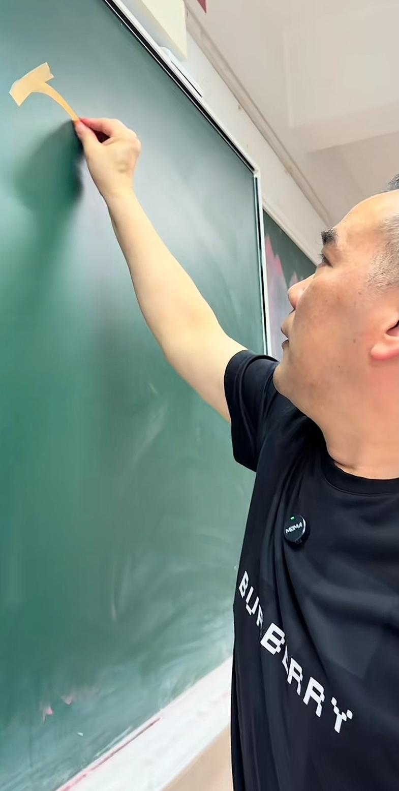 上海阿牛哥，又蹭上高考流量了，今天在黑板写下“金榜题名”四个大字。他说道：十年寒