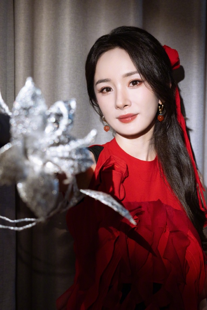 杨幂游轮舞会一朵银色的花杨幂红裙银花 杨幂红裙银花，是来自游轮舞的一朵银色的花，