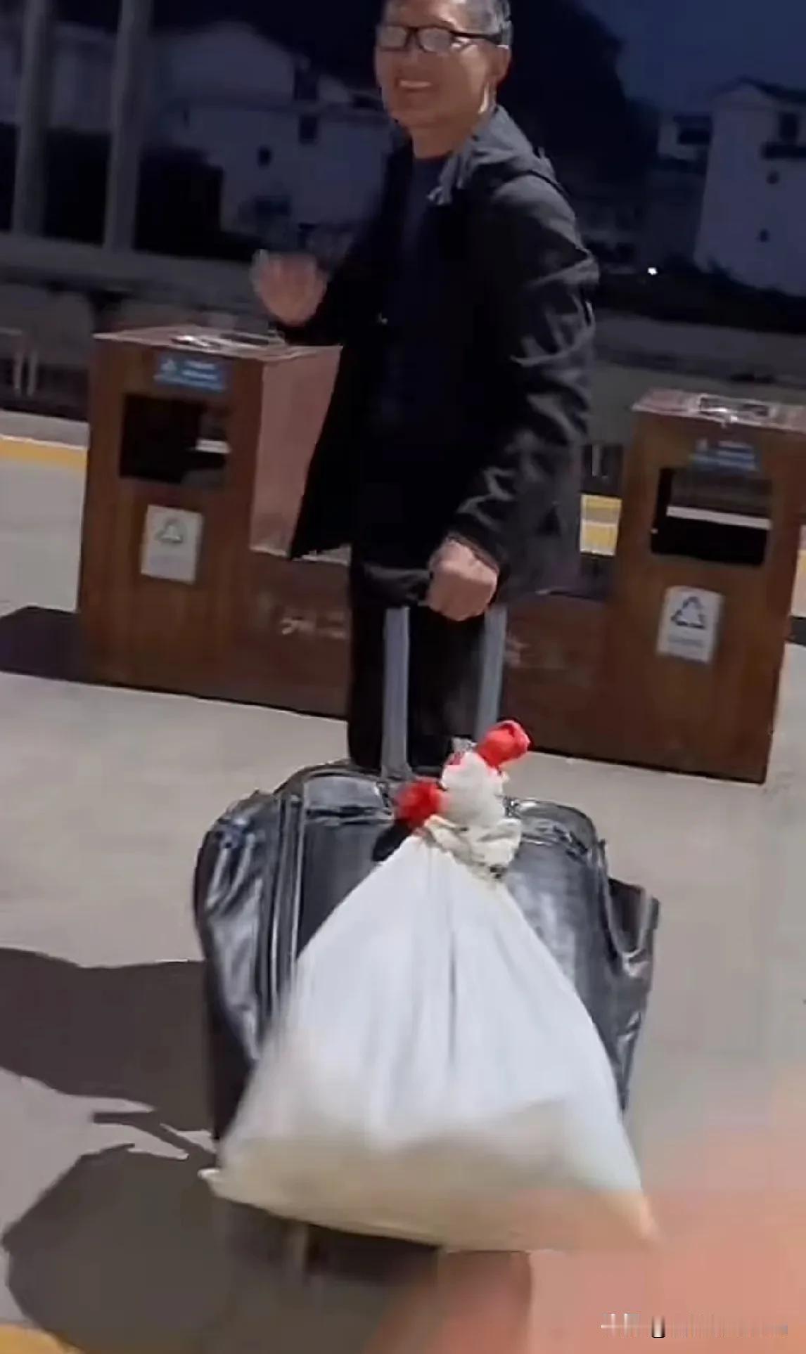 看哭了！这才是把身心献给教育的人。
一个小姑娘坐动车途中看到一位头发花白的老人。