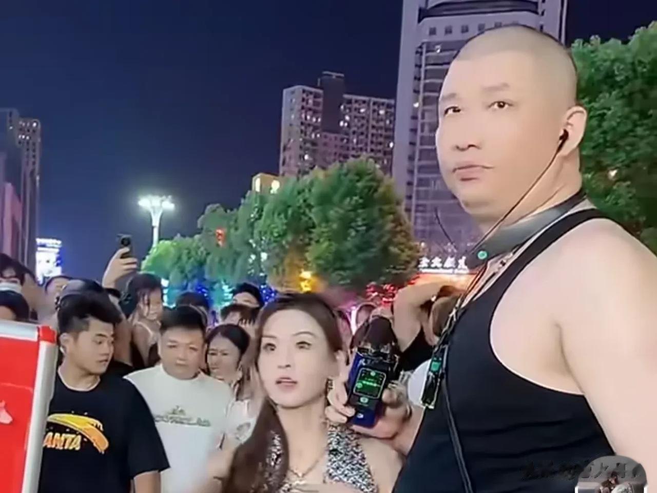 辛巴和小杨哥作为快手和抖音的标杆人物，经常被人们拿来做对比，他俩的共同之处就是都