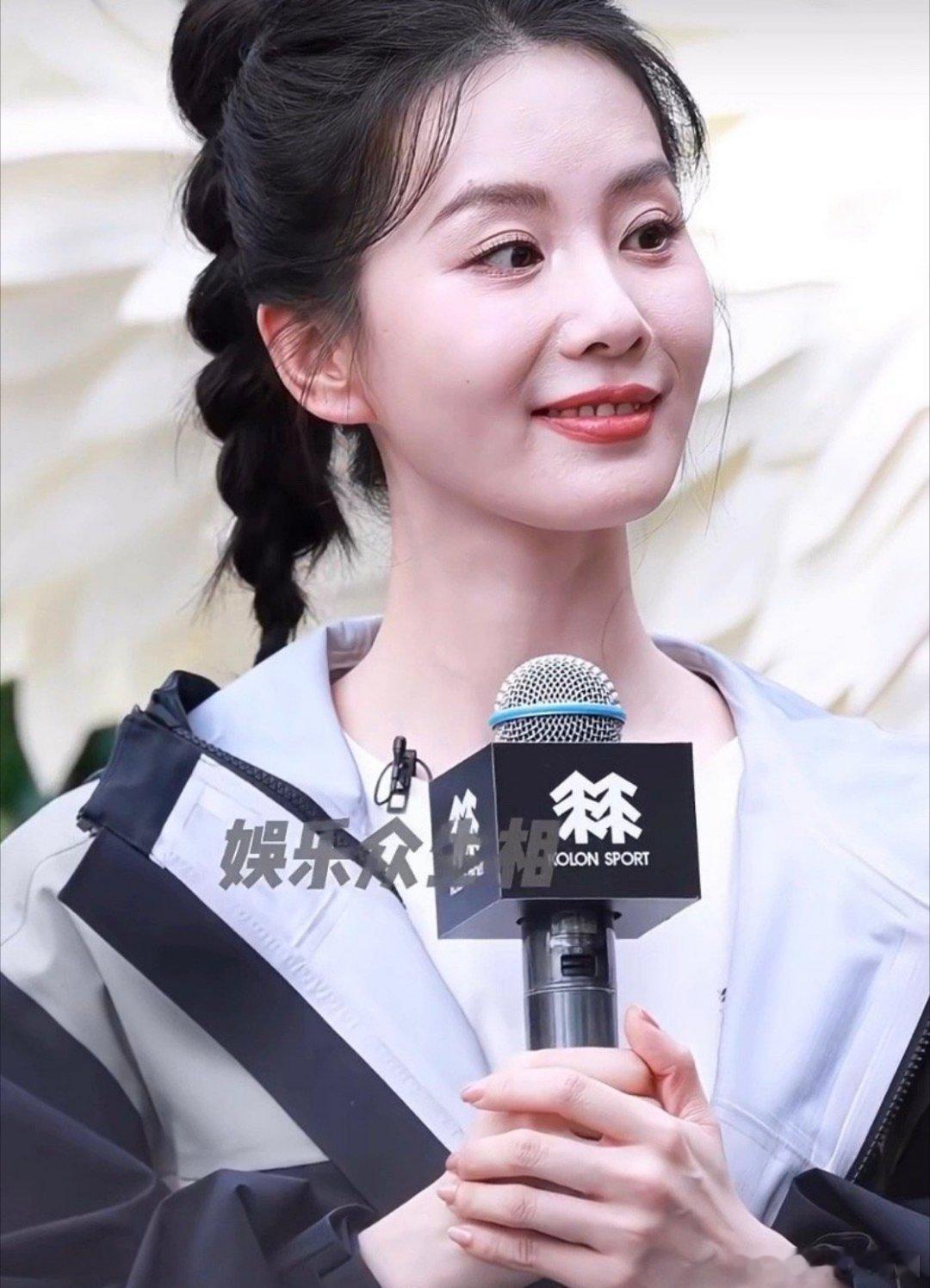 刘诗诗号称冻龄女神[允悲][允悲]感觉是活在精修里的证据吧。。。 ​​​