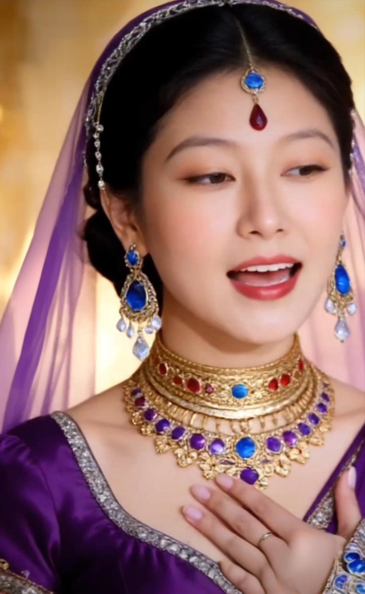 穿越时空的古典美人，华丽珠宝尽显尊贵气质。