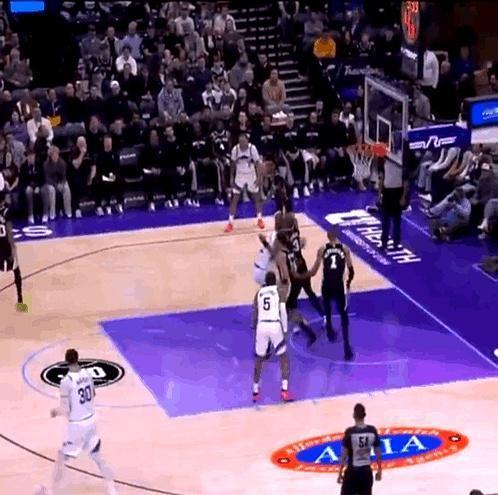 文班亚马打爵士，26分13板5帽，顺手把球从天上摘下来，像摘个苹果。
 
前一天