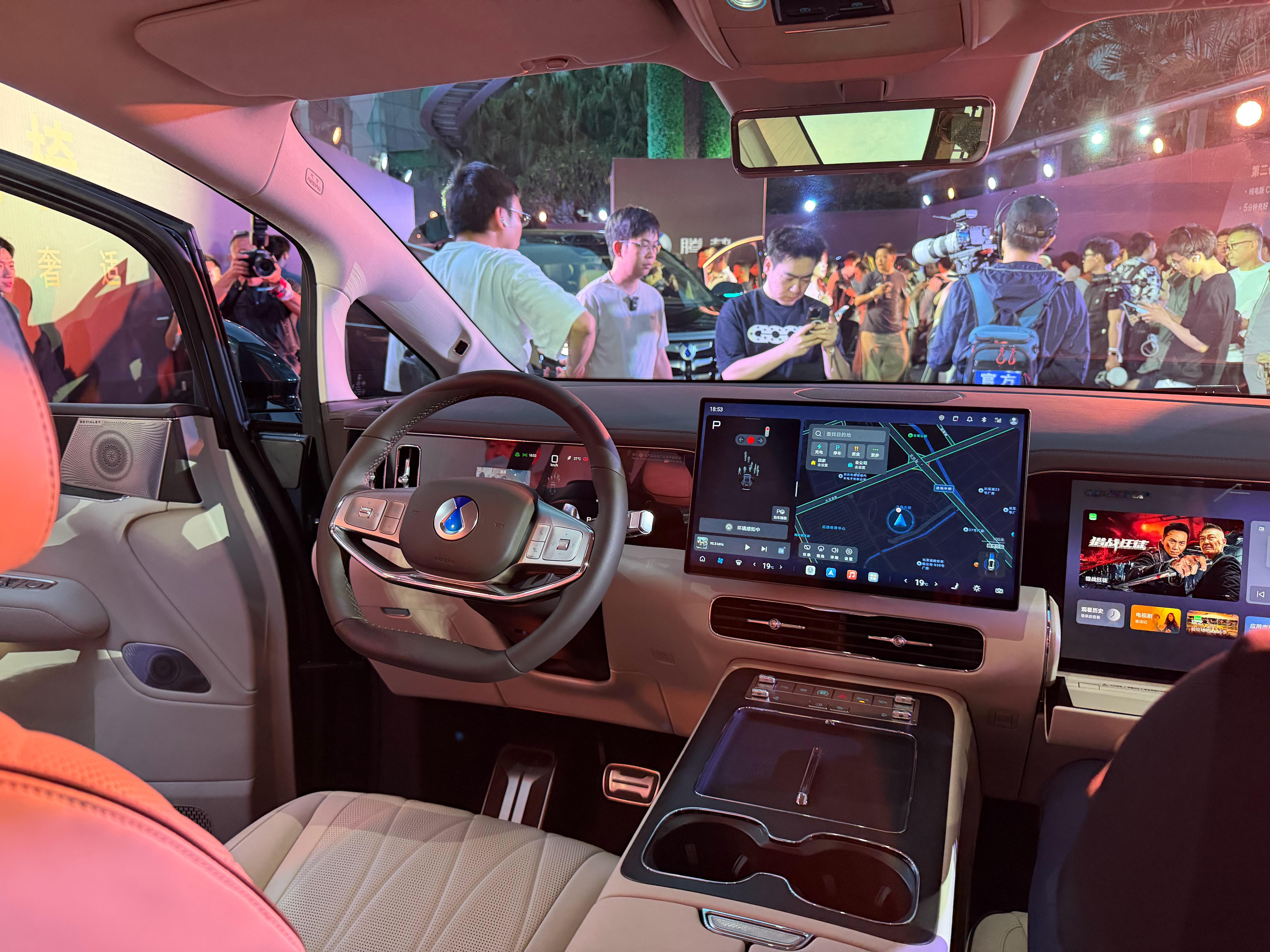 昨天腾势 D9 发布会现场，价格一出，全场欢呼。我觉得这车继续拿销冠是毫无疑问的