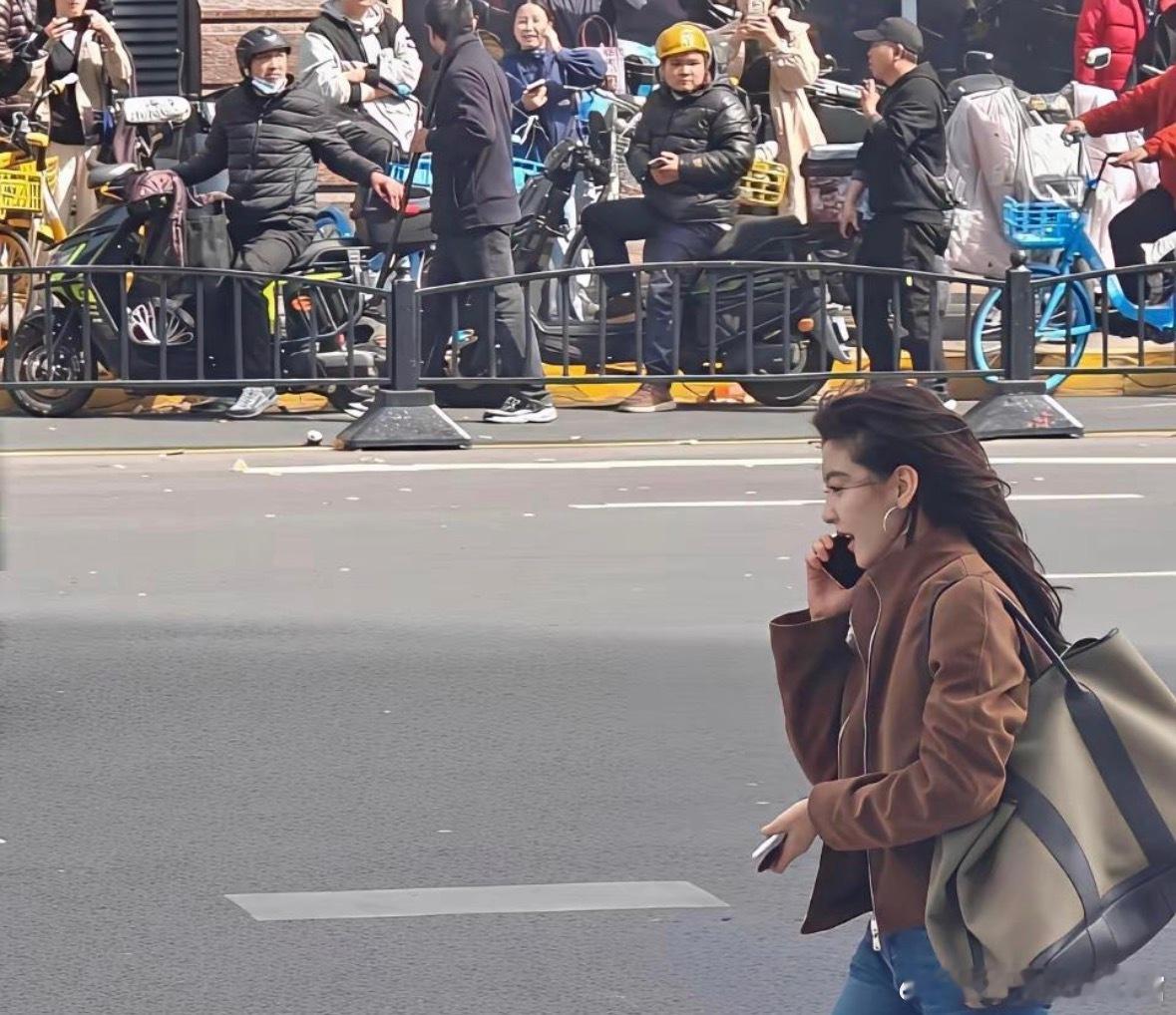 偶遇章若楠就懂了，明星的淡颜在现实中的冲击力有多大，完全移不开眼 