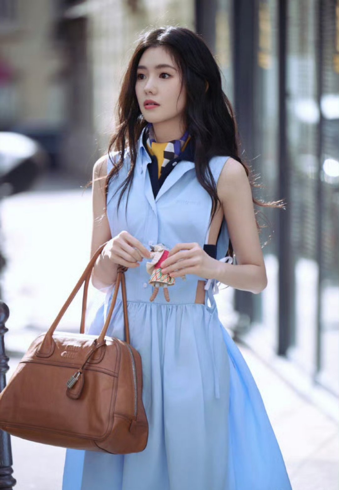 我们刘浩存也是能从盐系赛道里狠狠鲨出来的！太绝了！干净简约的配色