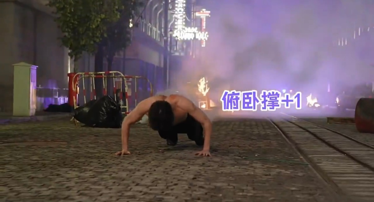 光顾着看小莲 完全没注意到后面的火 