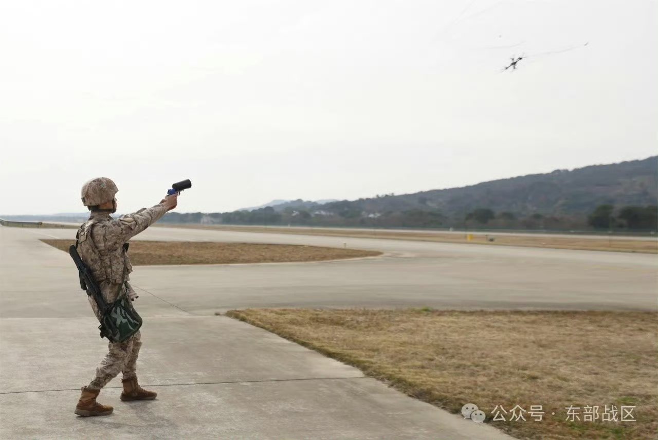 东部战区空军某场站，警卫人员演练使用网绳枪对付无人机 。 