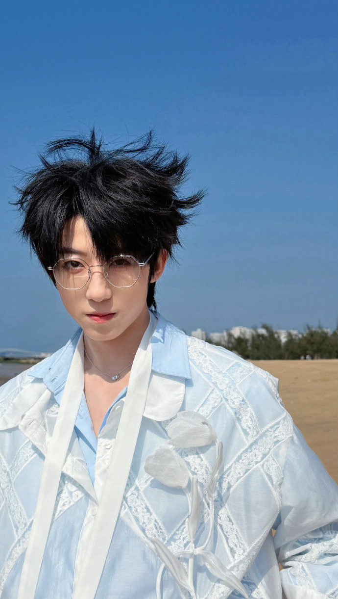 杨博文海边放松一下杨博文喜笑颜开照片 杨博文有一种无以言表的轻松愉悦啊🤨要多多