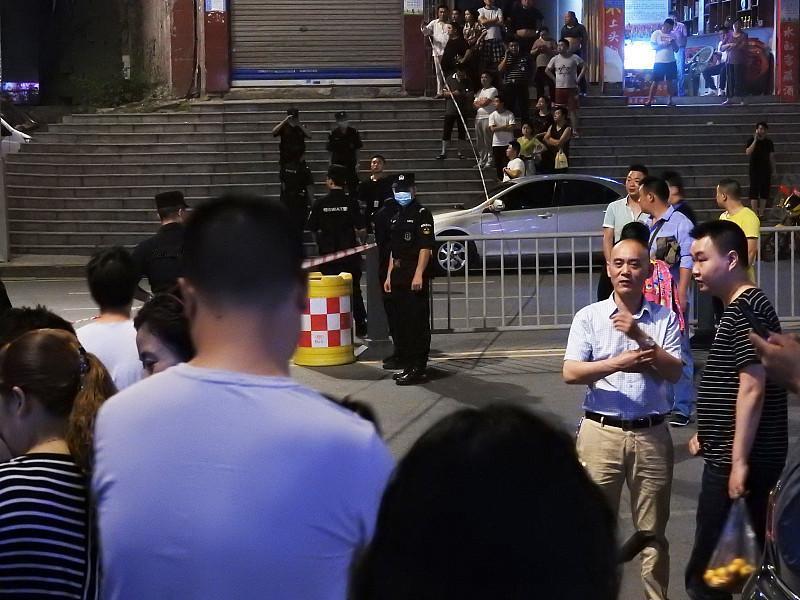 看到这新闻时，真的是愤慨万千。嫌疑人男子因经济拮据心生怨愤，路边随机对一名陌生女