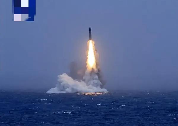 7月初，中国海军一艘战略核潜艇从渤海向太平洋相关公海海域发射一枚携载训练模拟弹头
