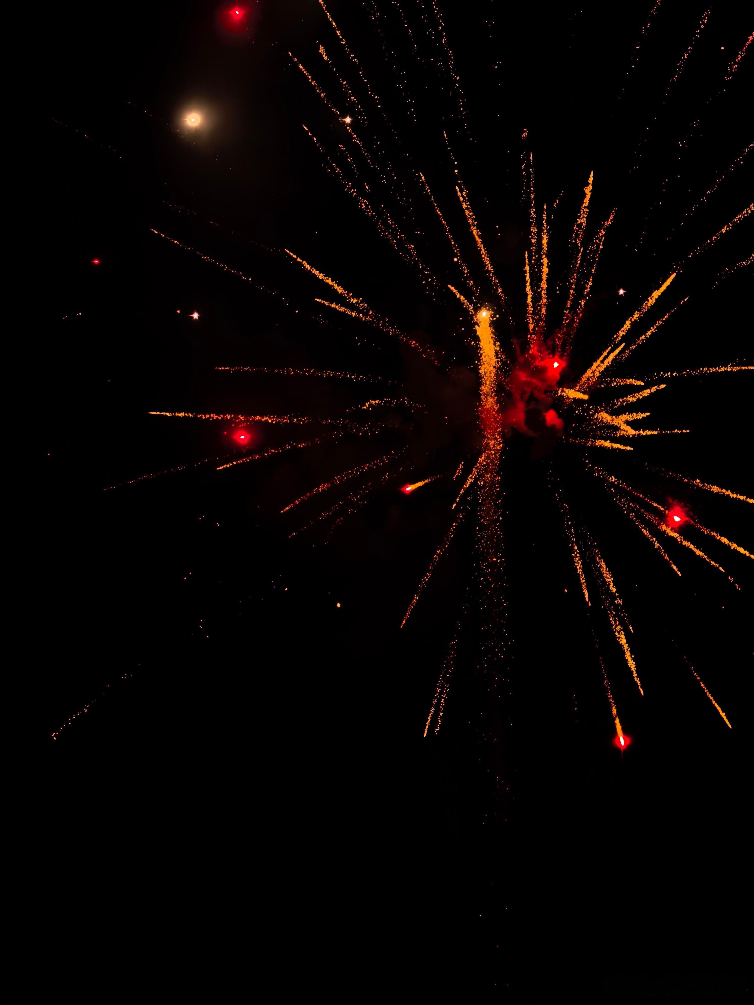 意阑珊 客散懒收敛 听梧桐 疏雨滴屋檐人归门重掩 无事与烛火话闲篇此时节 新年映