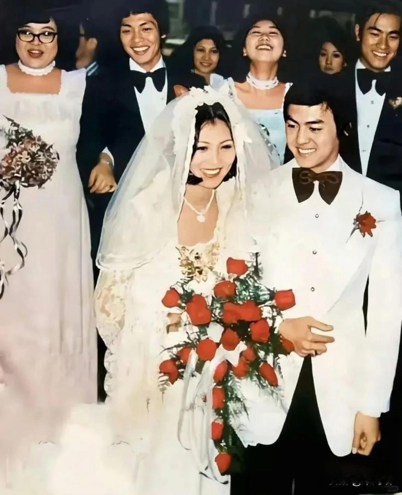 1975年，28岁的狄龙迎娶了19岁的初恋女友陶敏明，作为邵氏的当红艺人，当时的