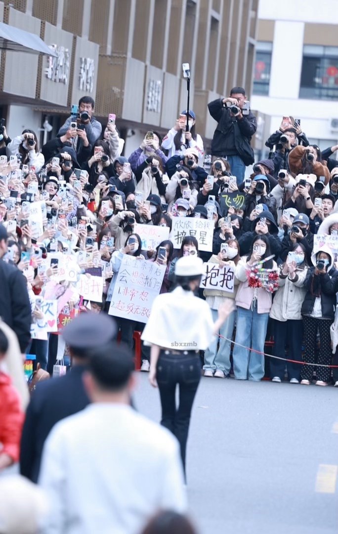 虞书欣杀青给粉丝鞠躬虞书欣云初令杀青线下人气 虞书欣杀青给粉丝鞠躬 