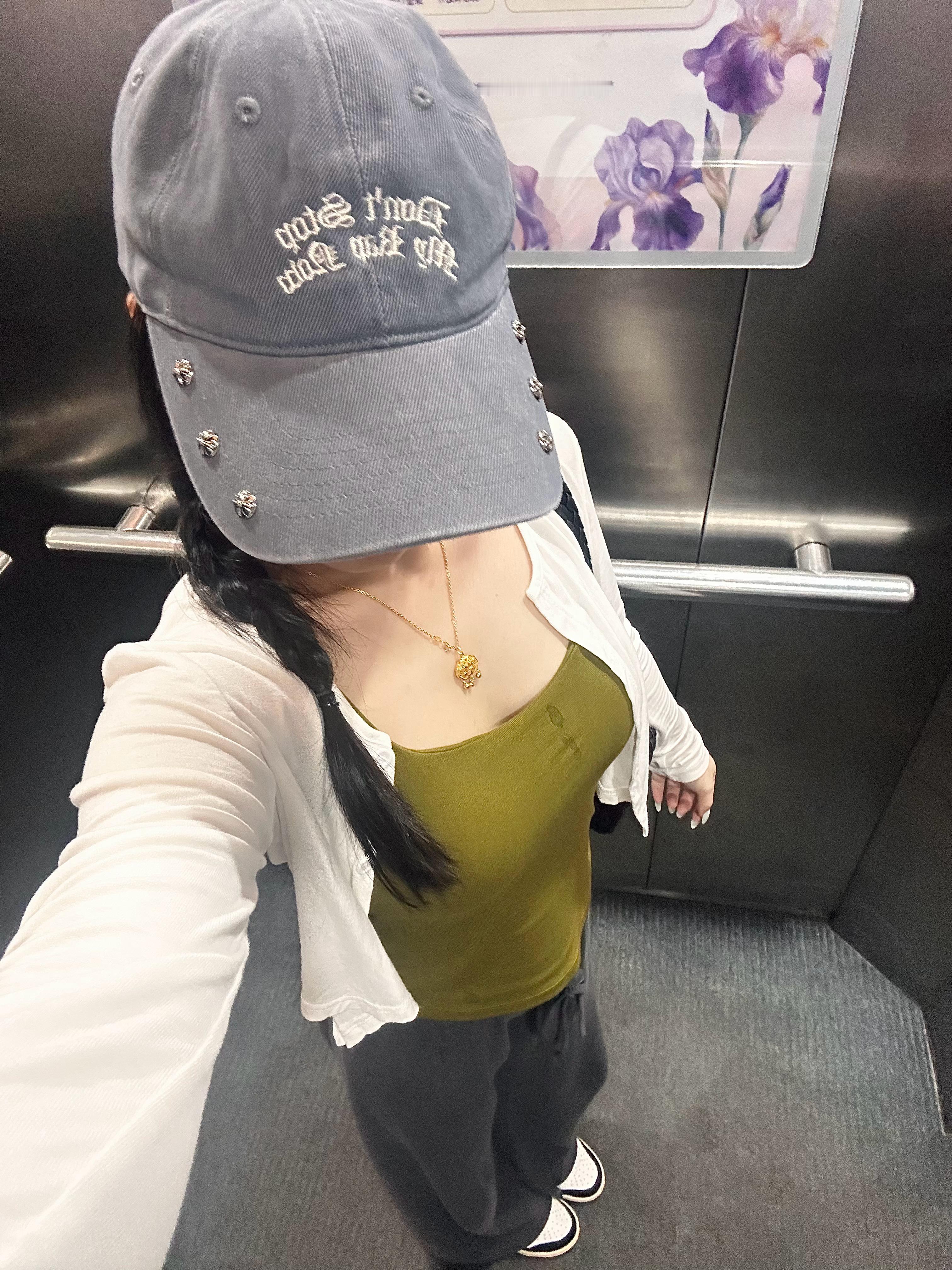 我活着玩的 不需要向任何人证明什么 也根本不吃压力 看我不爽就看我爽 明天继续爽
