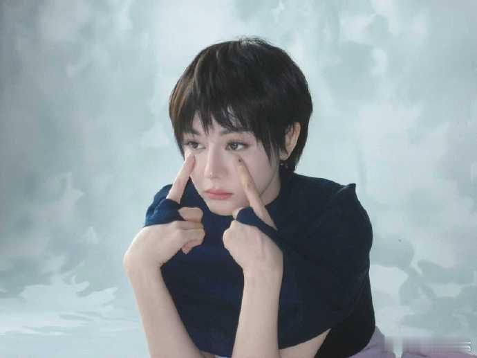 迪丽热巴vs迪丽热巴迪丽热巴vs迪丽热巴太绝了！长发短发切换自如，甜妹与酷姐的双