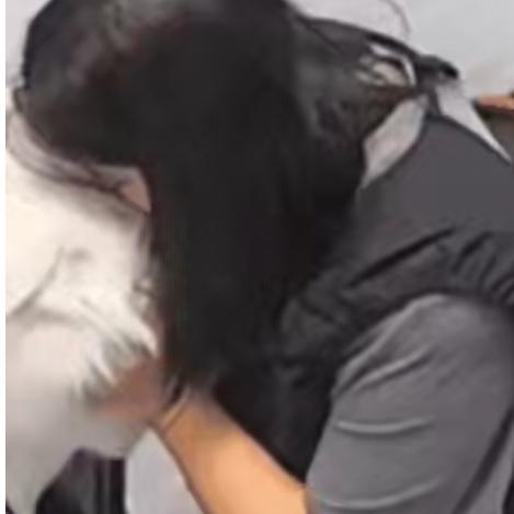 家人们，今天这事儿可太让人意外了！一女子太喜欢自家狗狗，直接抱着就亲，谁能想到，