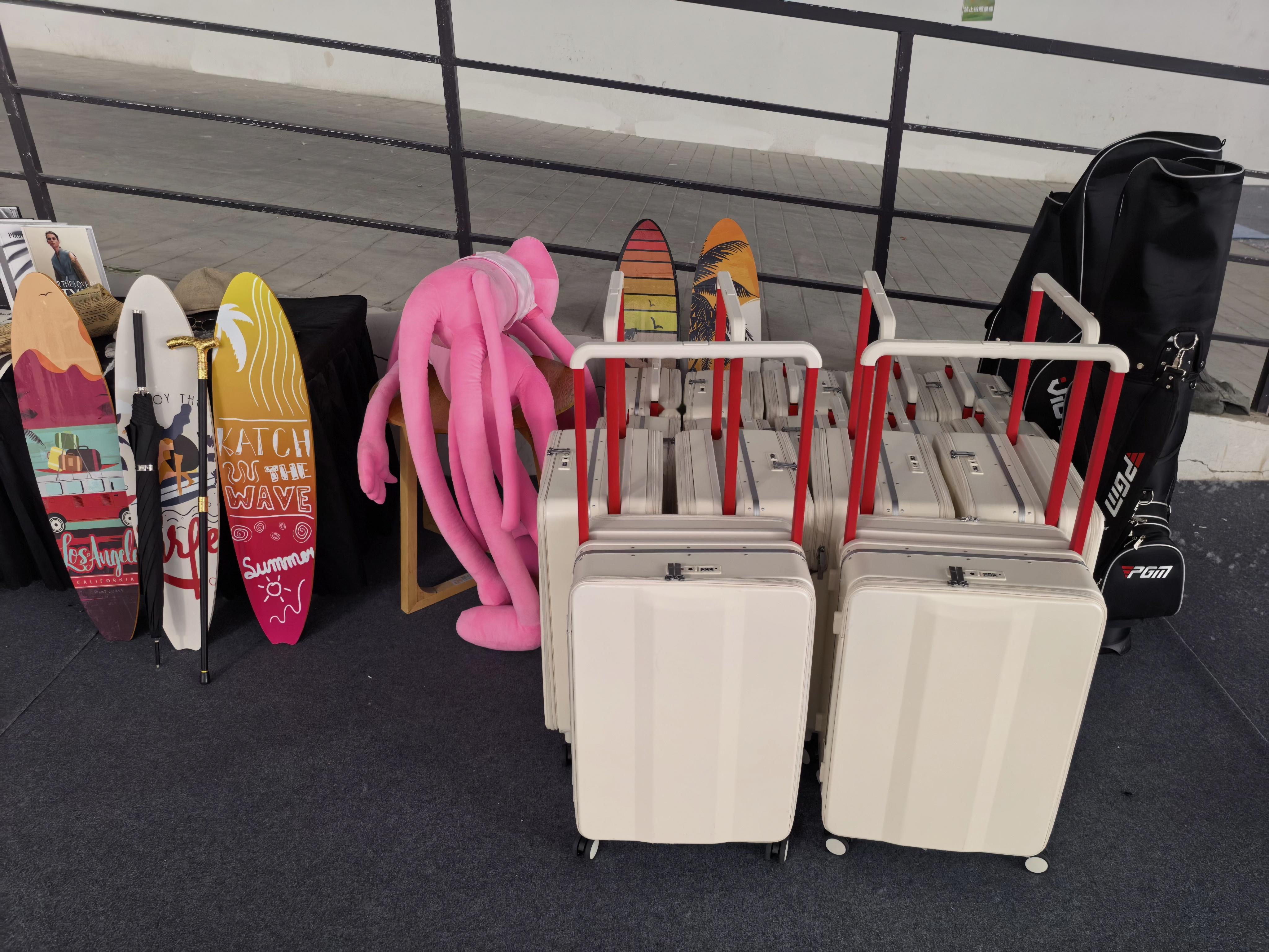 深夜开工，今晚拍小鹏GX。表扬一下小鹏的同学们，场景布置很全面，媒体想要的道具都