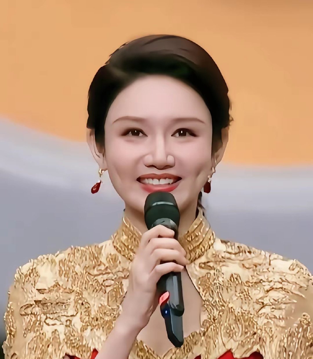 37岁龙洋为什么不结婚？原因很简单，不是没人喜欢她，也不是因为她不好看，而是因为