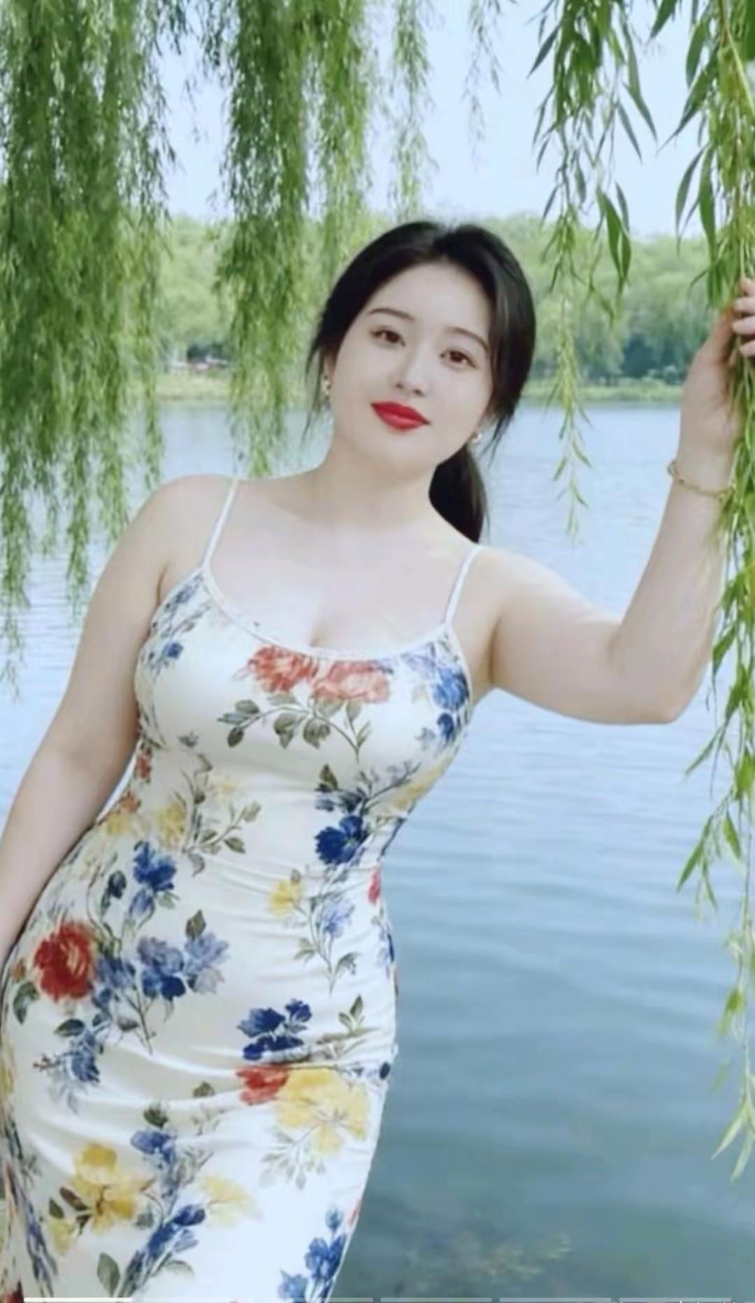 湖边花裙，满满夏日氛围感
今日身着白底碎花吊带裙，红、蓝、黄花印其上，尽显夏日风