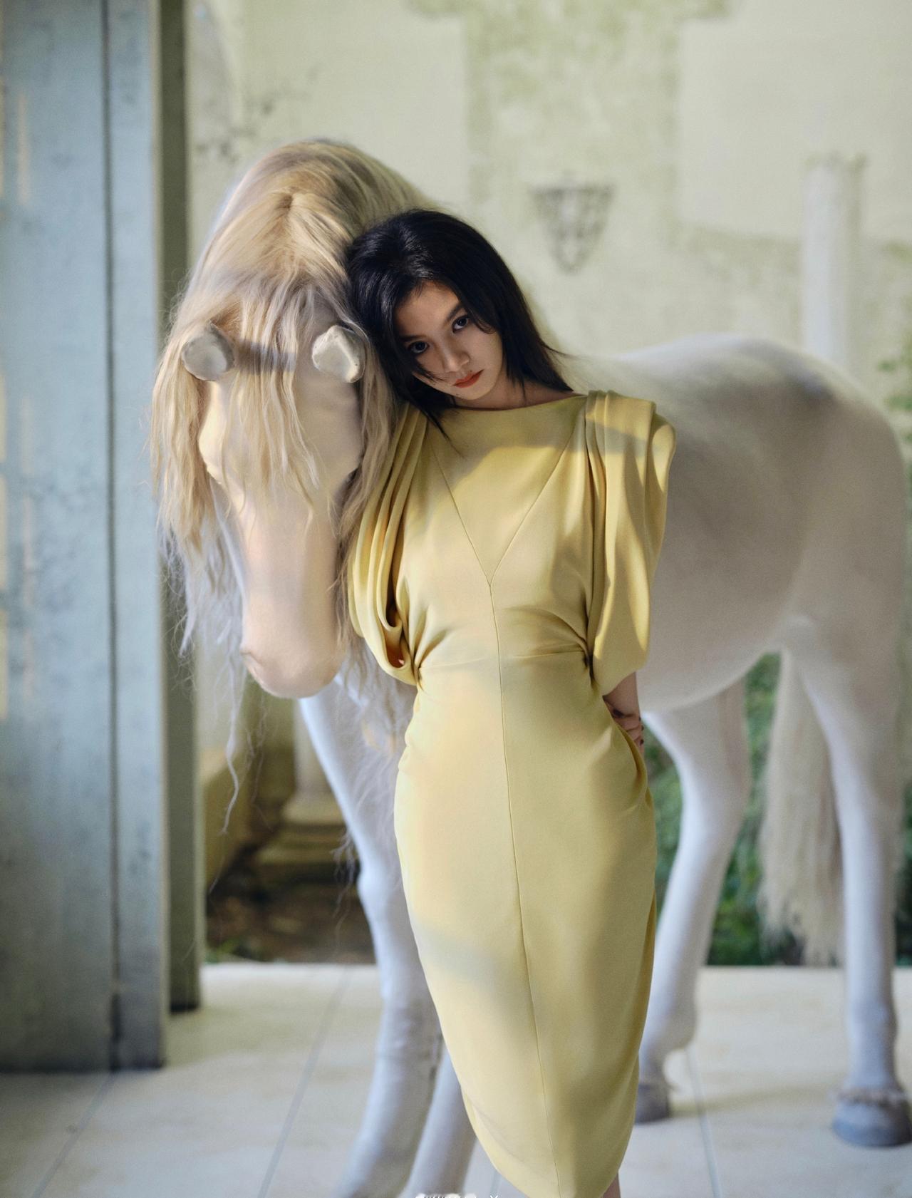 谁被春夏的大方露额惊艳？饱满额头毫无遮掩，利落发型衬得气质更出众，从容不迫的模样