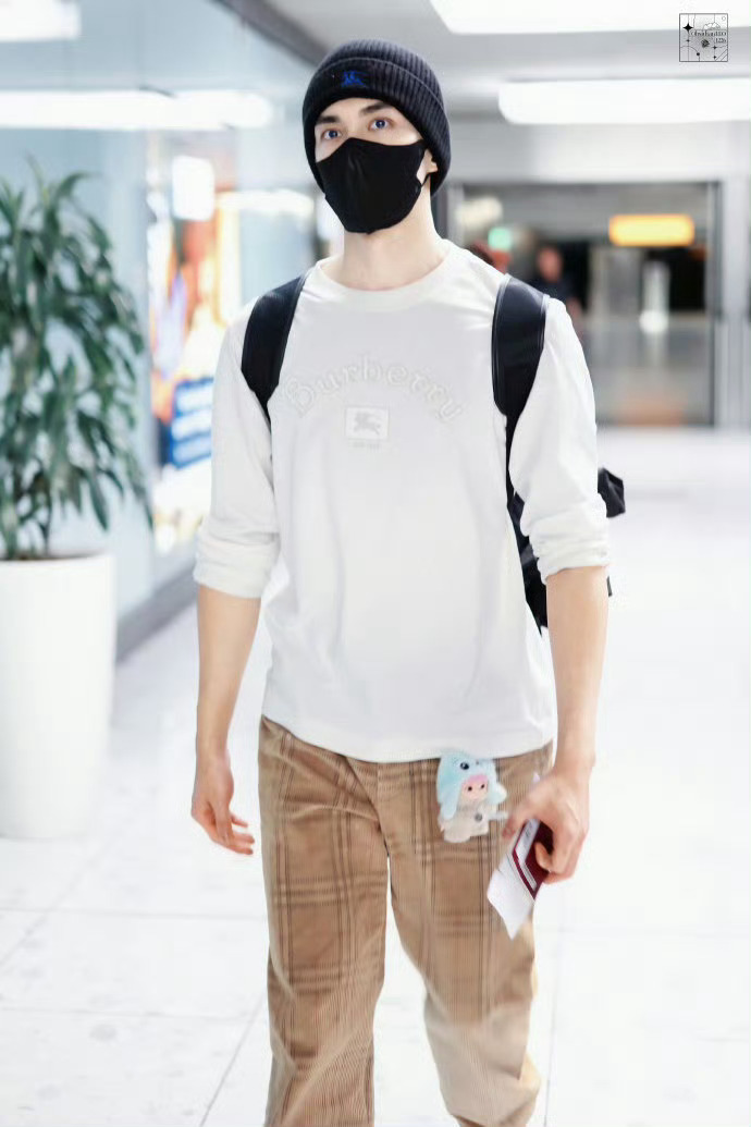 吴磊带wakuku走机场 伦敦机场出发look太戳！白色上衣+卡其色长裤清爽利落