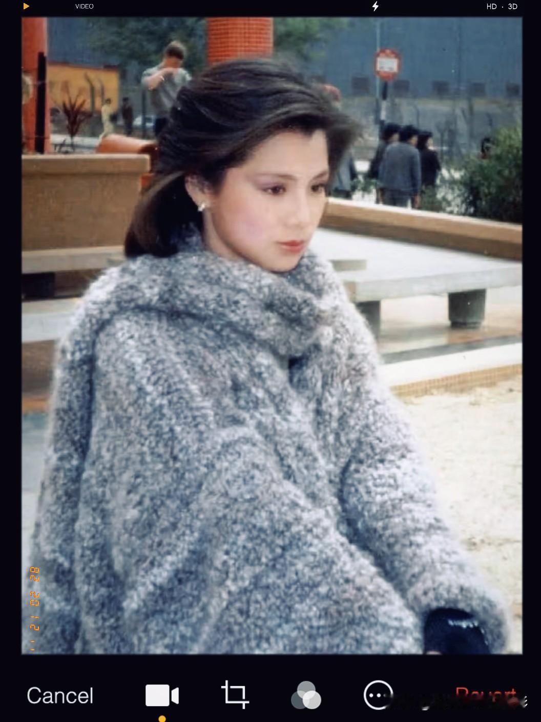 她的美，是那一代人心中的白月光，虽已逝去多年，却依旧在时光里熠熠生辉，让人心生怀