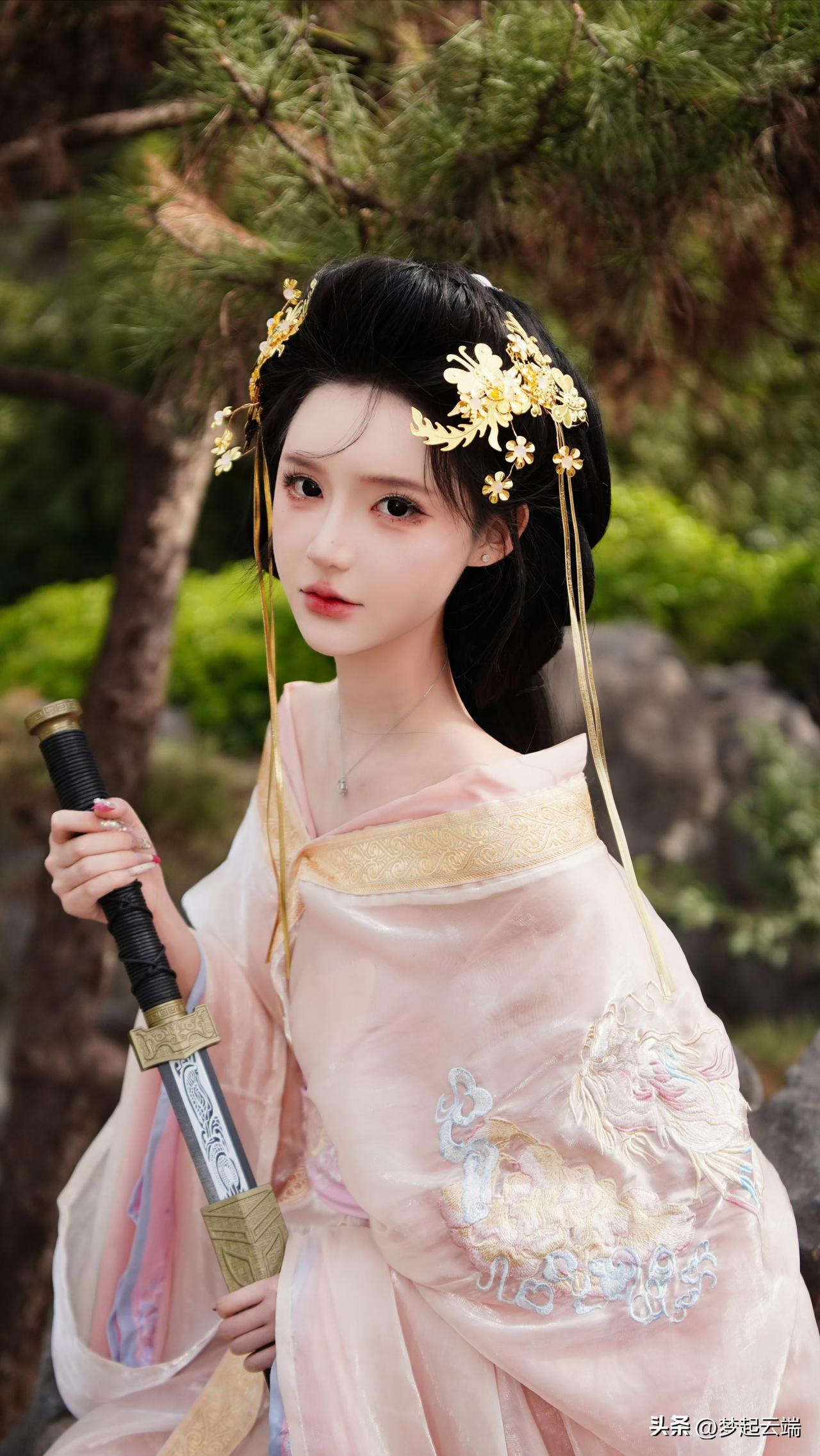 古风少女花钿点缀，唯美动人。