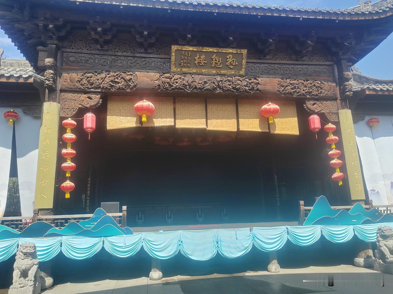 估计没人能猜出这是什么“楼”？
下面的这个建筑出自河南一个景区，其中上面有三个大